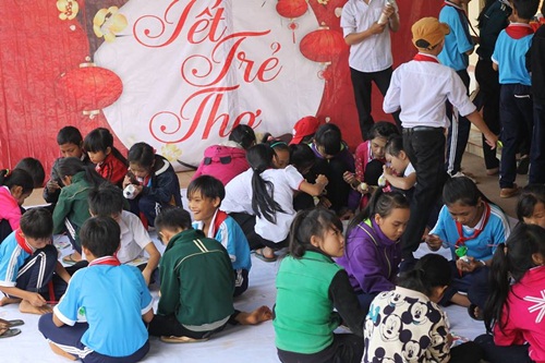 Ngày hôm sau, 1 và 2/02/2016, cả đoàn từ thiện đã cùng nhau gói hơn 300 bánh chưng, tổ chức sân chơi cho hơn 400 em thiếu nhi đi kèm với những phần quà đầy ý nghĩa nhân dịp Tết nguyên đáng sắp đến. Với một mong muốn rằng các em sẽ luôn học tập tốt, vui vẻ, hồn nhiên như đúng cái tuổi mà các em đang trải qua.