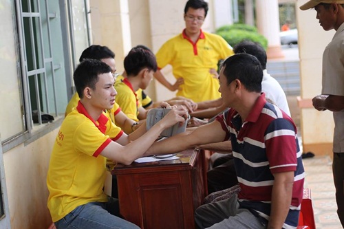 du-hoc-sinh-melbourne-ve-viet-nam-tang-qua-tet-cho-nguoi-ngheo-2