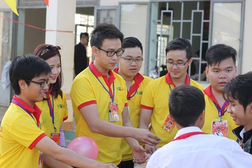 tổ chức phát quà cho 300 em thiếu nhi và khám chữa bệnh, tặng quà cho 300 gia đình, hộ dân cư có hoàn cảnh khó khăn, người già neo đơn và các dân tộc khu vực biên giới.