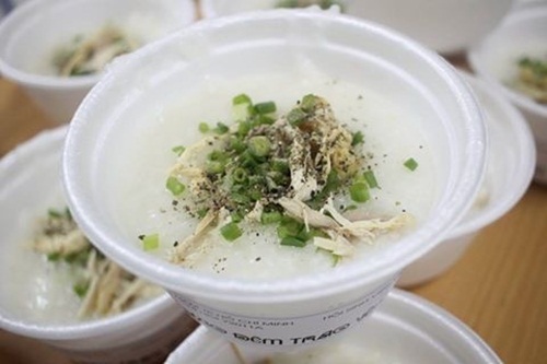 Một suất cháo tình nghĩa do sinh viên chuẩn bị.