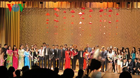 sinh vien viet nam tai nga giao luu van nghe mung thang thanh nien hinh 3
