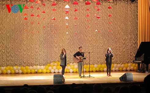 sinh vien viet nam tai nga giao luu van nghe mung thang thanh nien hinh 2