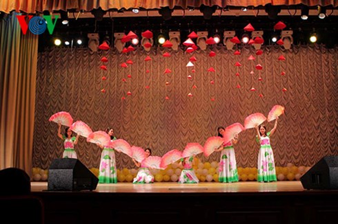 sinh vien viet nam tai nga giao luu van nghe mung thang thanh nien hinh 0