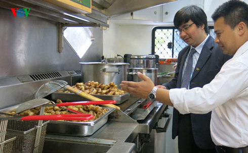 voi nguoi viet xa xu, hanh phuc dau chi goi gon o gia dinh hinh 2