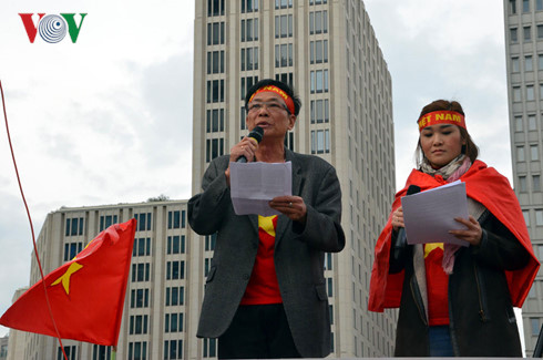 bieu tinh tai berlin phan doi trung quoc quan su hoa bien dong hinh 1