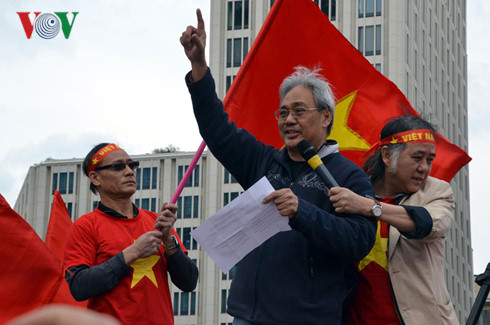 bieu tinh tai berlin phan doi trung quoc quan su hoa bien dong hinh 2