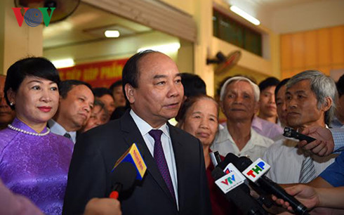 thu tuong nguyen xuan phuc bo phieu bau cu tai vinh bao, hai phong hinh 1
