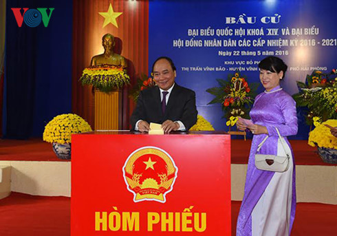 thu tuong nguyen xuan phuc bo phieu bau cu tai vinh bao, hai phong hinh 0
