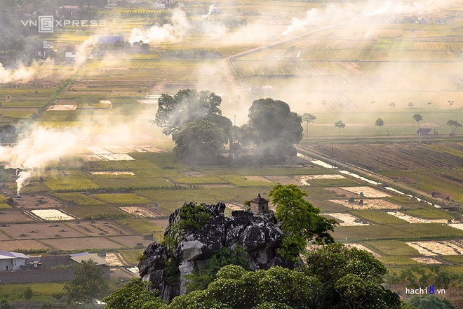 Mùa lúa chín vàng dưới chân núi Trầm ở ngoại ô Hà Nội