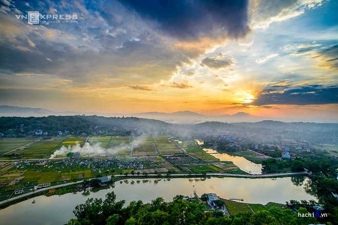Mùa lúa chín vàng dưới chân núi Trầm ở ngoại ô Hà Nội