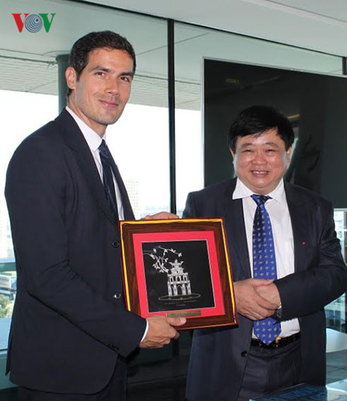 vov ky thoa thuan hop tac voi dai phat thanh quoc gia phap hinh 1