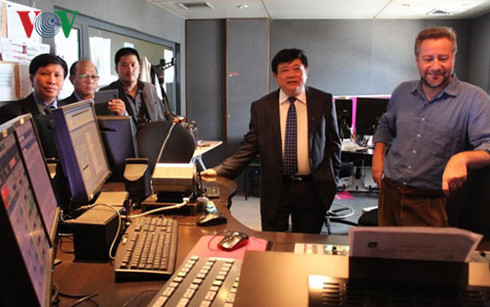 vov ky thoa thuan hop tac voi dai phat thanh quoc gia phap hinh 4