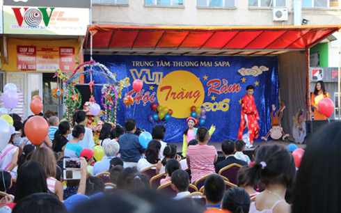 nguoi viet tai sec tim ve gia tri coi nguon dip tet trung thu hinh 2