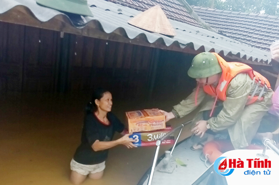 chum anh di trong ron lu huong khe