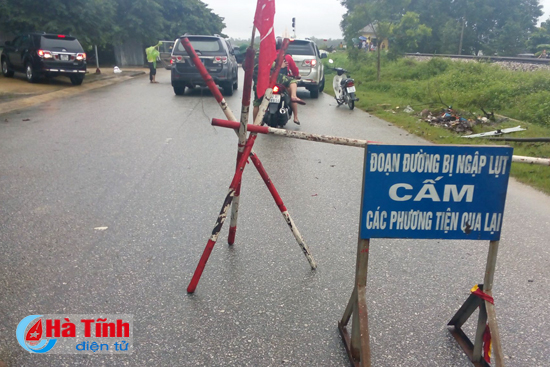 chum anh di trong ron lu huong khe