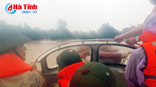 chum anh di trong ron lu huong khe