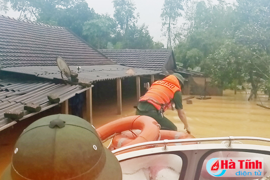 chum anh di trong ron lu huong khe