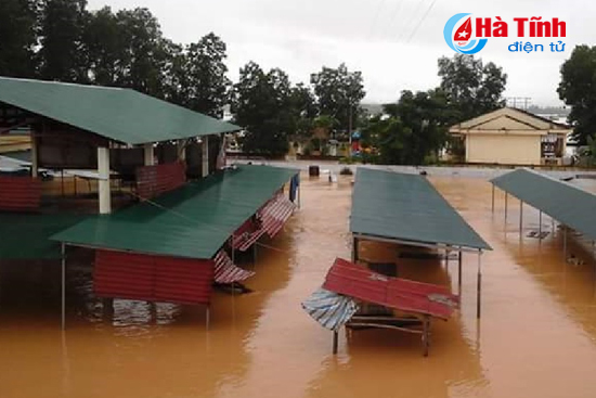 chum anh di trong ron lu huong khe