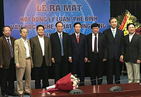 tong giam doc vov giu chuc chu tich hoi dong ly luan phe binh vhnt hinh 1