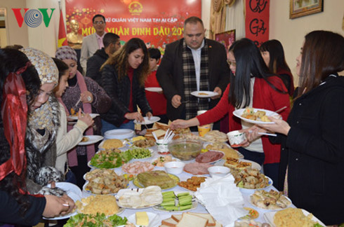 xuan sum vay cua cong dong nguoi viet tai ai cap hinh 2