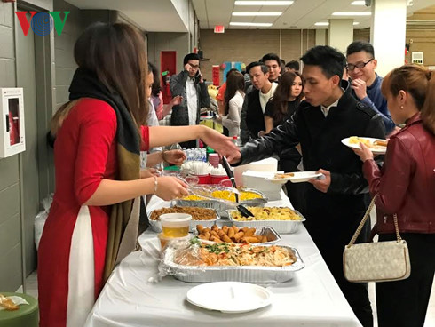 sinh vien viet nam va tet que huong tren dat my hinh 7