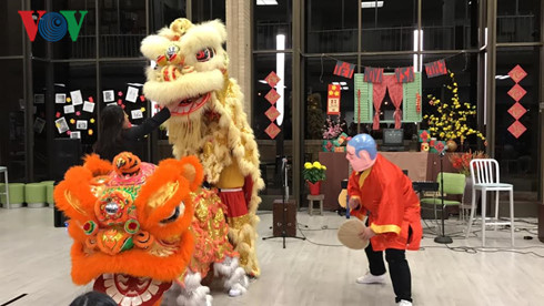 sinh vien viet nam va tet que huong tren dat my hinh 1