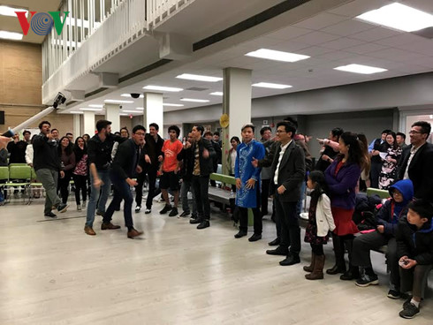 sinh vien viet nam va tet que huong tren dat my hinh 9