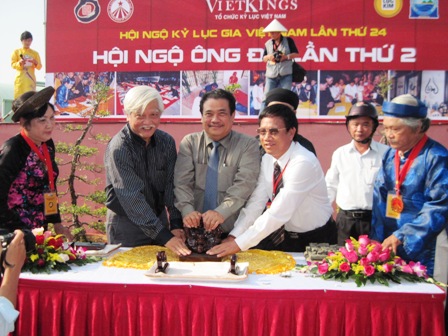 Chương trình bắt đầu với nghi lễ Khai danh ông đồ Việt Nam. 