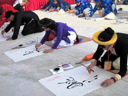 Chương trình bắt đầu với nghi lễ Khai danh ông đồ Việt Nam. 