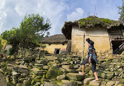 Mõng nhà trình tường không đào sâu xuống đất mà đặt ngay trên nền đá. Ảnh: Đức Kỳ