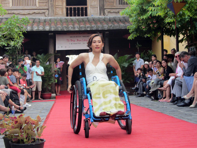Phụ nữ khuyết tật trình diễn thời trang: “Tôi đẹp. Bạn cũng thế!” 