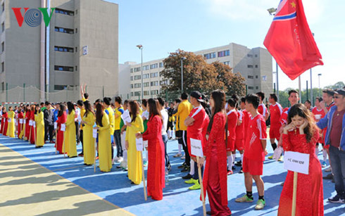 giai bong da thanh nien - sinh vien viet nam tai cong hoa sec hinh 0