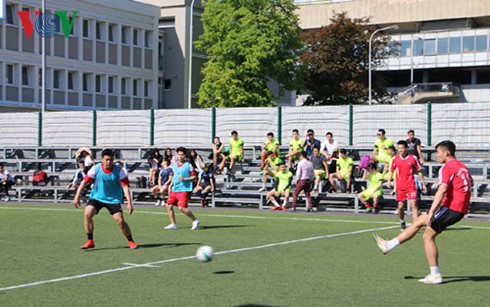 giai bong da thanh nien - sinh vien viet nam tai cong hoa sec hinh 1