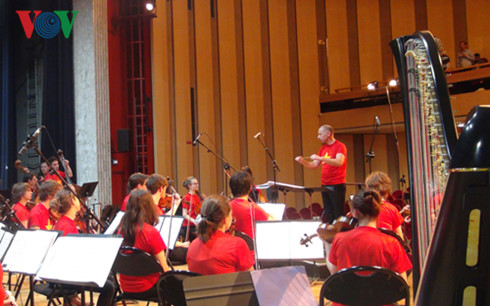 hop ca que huong cua nguoi viet tai phap ghi cd "to quoc yeu thuong" hinh 0