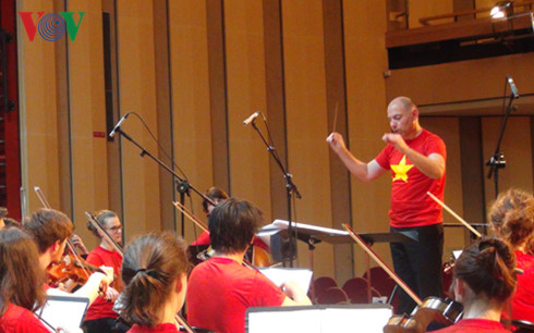 hop ca que huong cua nguoi viet tai phap ghi cd "to quoc yeu thuong" hinh 1