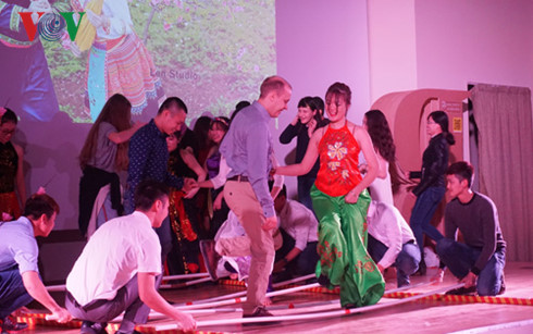 chuong trinh hanh trinh que huong cua sinh vien viet tai nga hinh 3