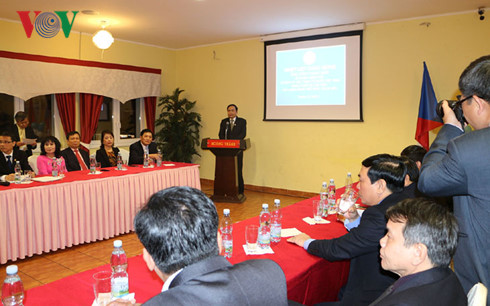 ton vinh nguoi viet o sec het long vi dong bao bi thien tai trong nuoc hinh 1