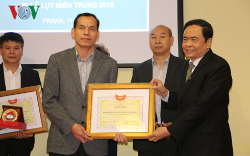 ton vinh nguoi viet o sec het long vi dong bao bi thien tai trong nuoc hinh 3