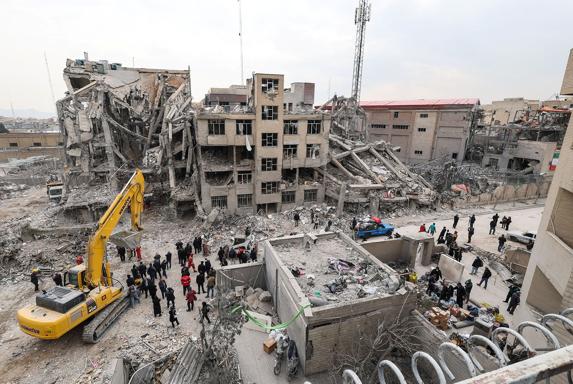 이스라엘, 이란에 폭탄 1만 발 투하…美, 중동 추가 파병으로 확전 일로