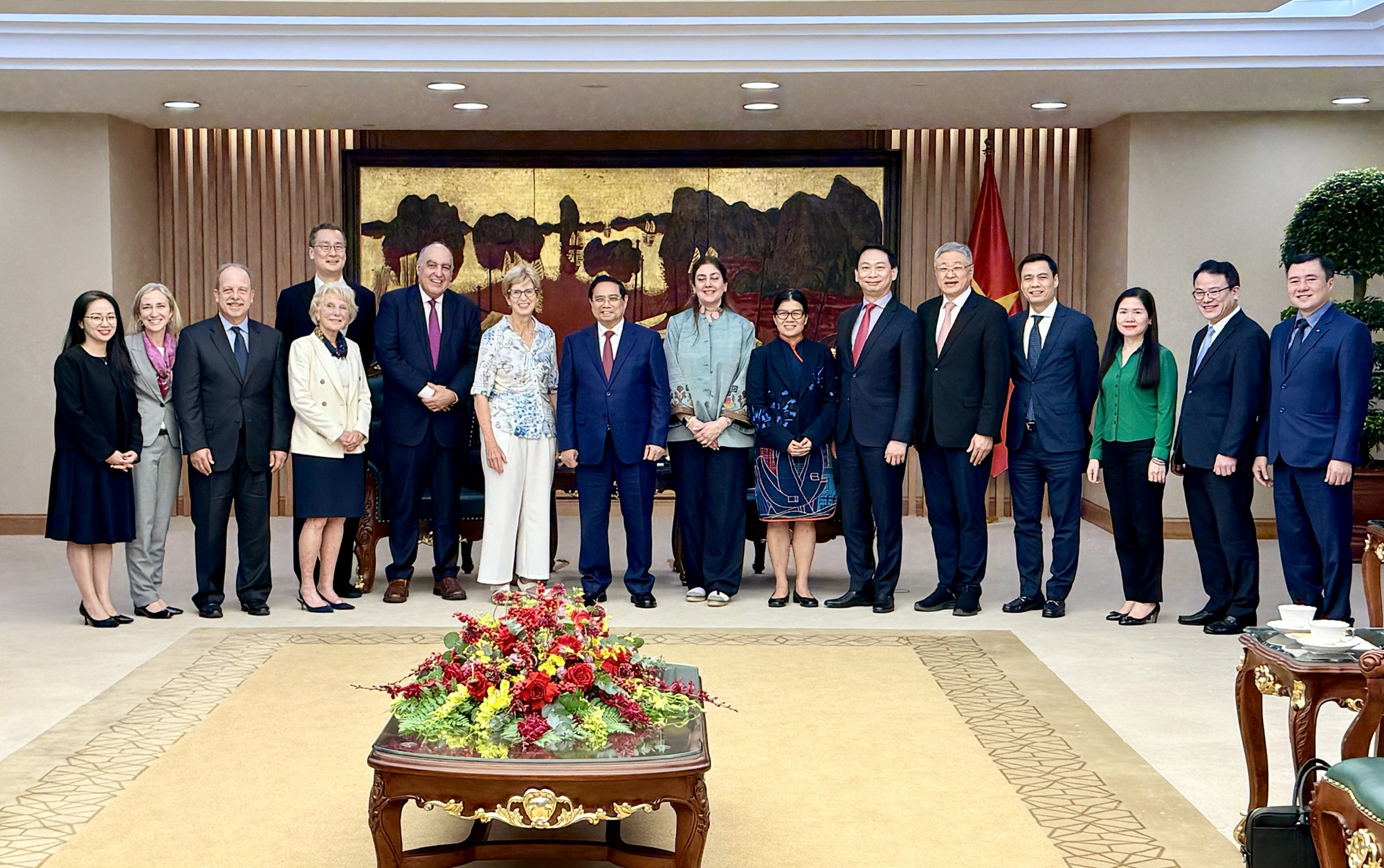 팜 민 찐 총리, 美 아이젠하워 재단 대표단 접견…“양국 관계 심화 및 시장경제 지위 인정 당부”