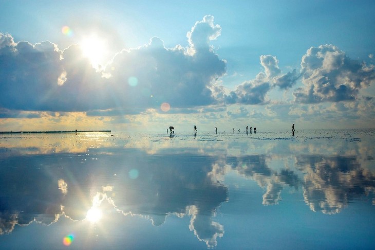 ความงามที่สงบเงียบบนชายหาดกวางลาง จังหวัดท้ายบิ่ง