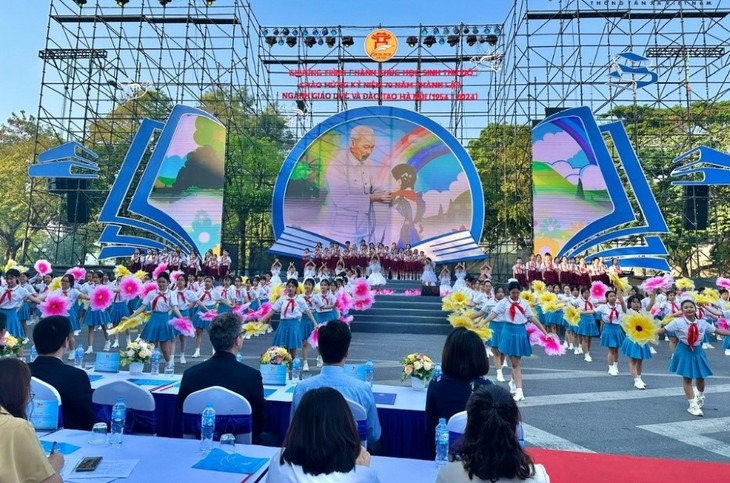 บรรยากาศที่คึกคักของกิจกรรม “ขบวนนักเรียนฮานอย”