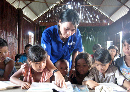 Voluntarios vietnamitas actuan para la paz y el progreso