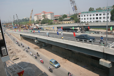 Premier vietnamita reclama perfeccionar la infraestructura vial del país