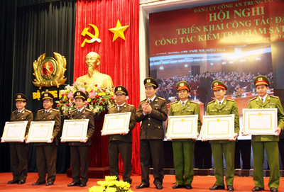 Vietnam continúa su lucha contra la corrupción y los crímenes organizados