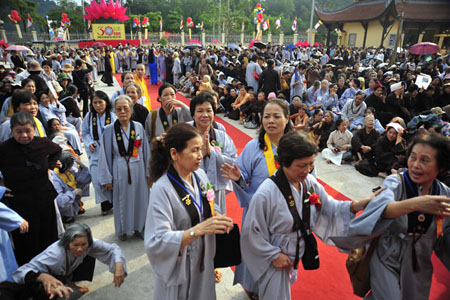 Vietnam facilita estudio y práctica religiosa de los monjes y fieles budistas
