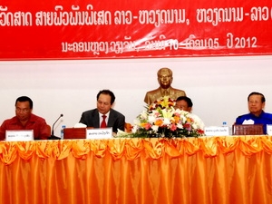 Presentan libros de historia sobre las relaciones especiales Vietnam- Laos