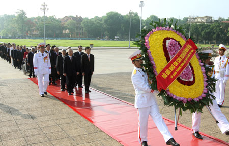 Dirigentes y pueblo de Vietnam rinden homenaje a Ho Chi Minh