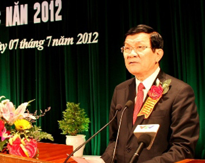 Vietnam elogia a personas con méritos revolucionarios