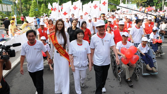 10 mil personas en Caminata por las víctimas del agente naranja